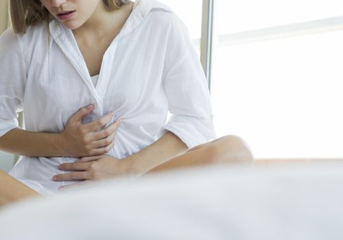 一名女性腹部疼痛