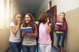 一群中学女生在走廊欺负女生