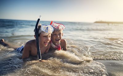 浮潜后躺在沙滩上的小弟弟