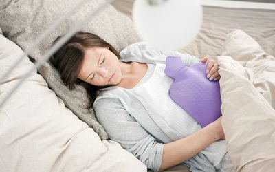 女人带着热水瓶睡觉