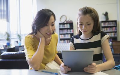 老师和学生一起读书。