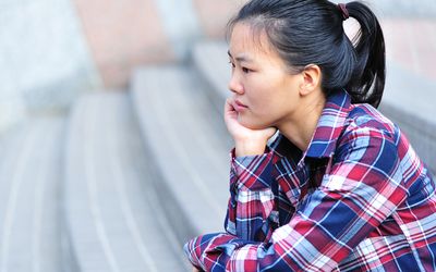 悲伤的大学生