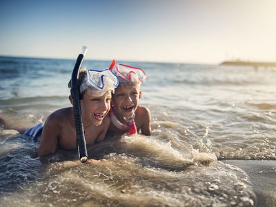 浮潜后躺在沙滩上的小弟弟