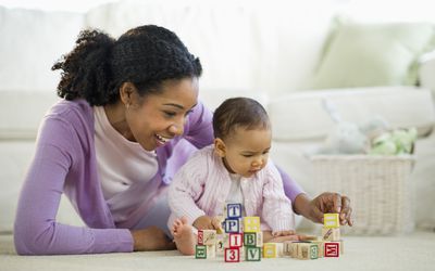 女人和孩子一起玩积木