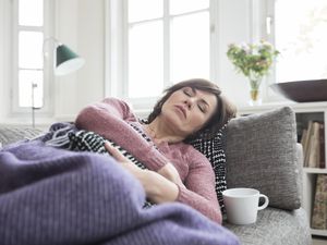 胃疼的女人躺在沙发上