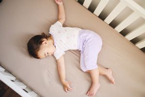 小孩睡在床垫上