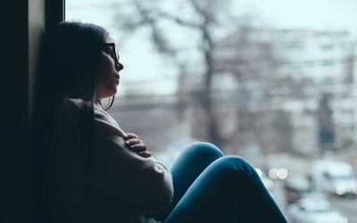 橱窗里心烦意乱的女孩
