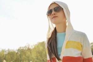 一个十几岁的女孩走在海滩上