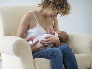 一位正在哺乳婴儿的妇女