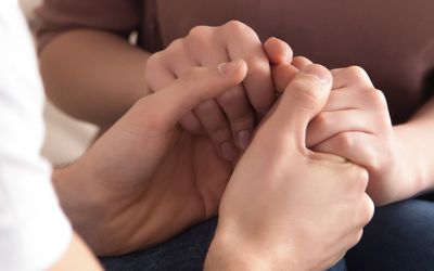 近距离全景图白种人夫妇在爱牵手
