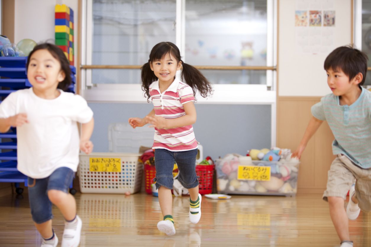 三个小孩在游戏室里跑