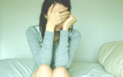 一个女人遮住她的脸
