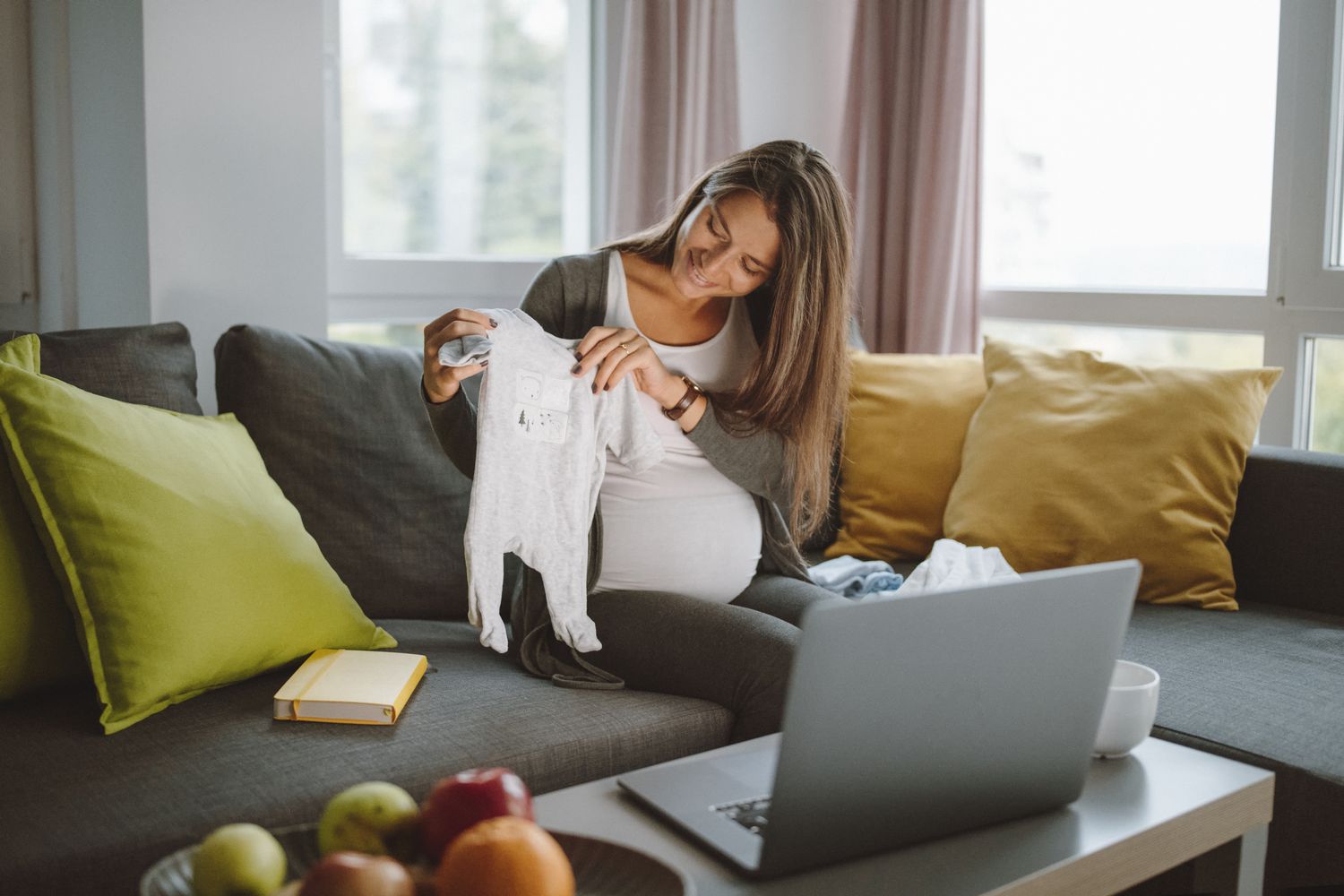 一个期待妈妈给婴儿装她的薪酬uter during a virtual baby shower