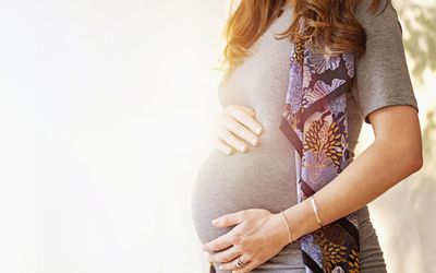 孕妇把手放在肚子上