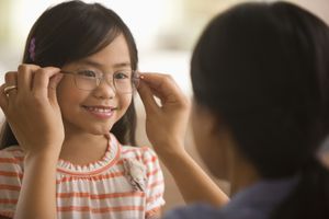 正在给孩子配眼镜