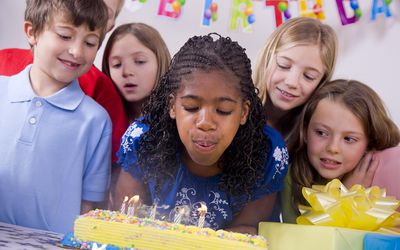 孩子们吹灭生日蛋糕上的蜡烛