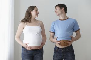 妈妈和爸爸比较肚子＂width=