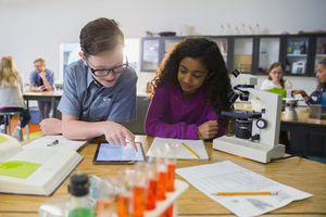 男孩和女孩在学校的科学实验室工作