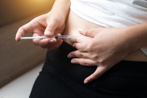 一名女子正在给自己皮下注射