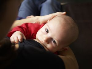 母乳喂养4个月大婴儿的母亲