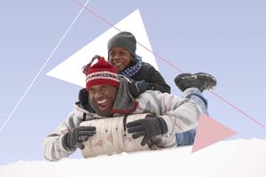 一个男人和一个孩子在雪地里的雪橇上
