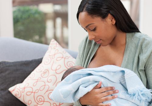 妇女母乳喂养婴儿
