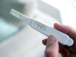 拿着验孕棒的妇女华体会体育官方人口