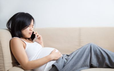 孕妇在电话里感到疼痛