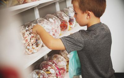 孩子们偶尔偷东西是很常见的。