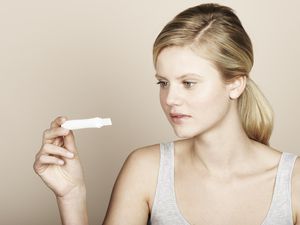 妇女在看验孕棒。华体会体育官方人口