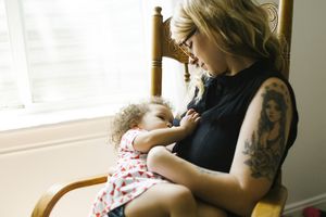 母乳喂养婴儿的妇女