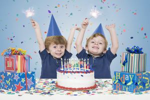 双胞胎男孩庆祝生日