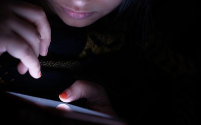 年轻女性用手机与朋友交流