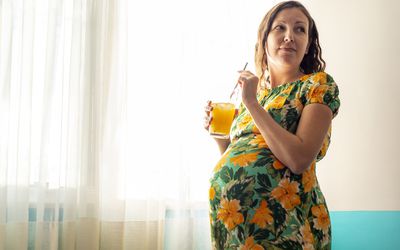 孕妇拿着水杯