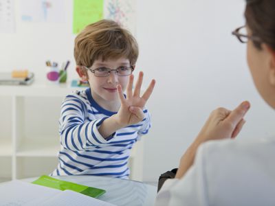 家长和孩子在做数学活动