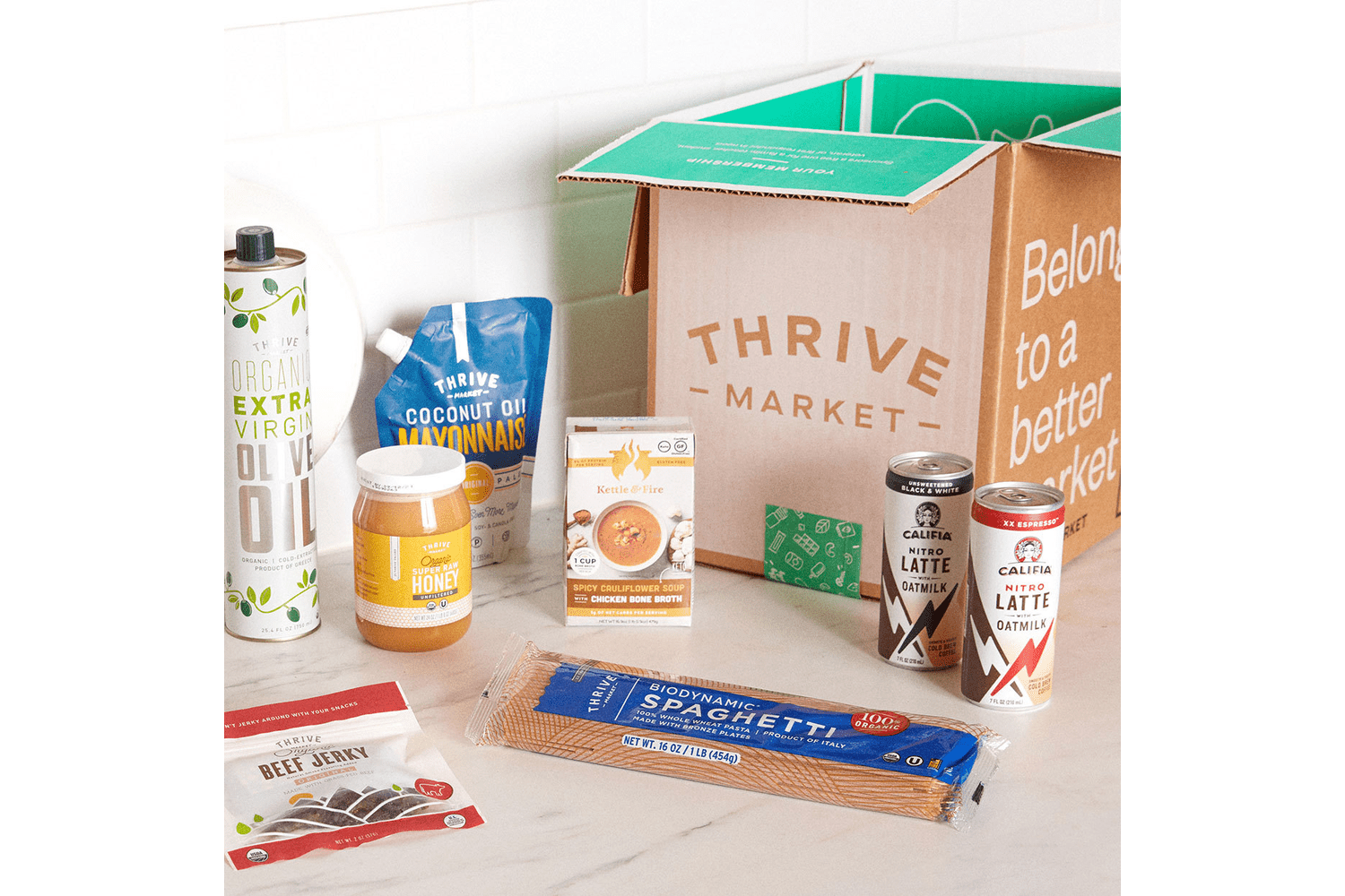 一盒来自Thrive Market的橄榄油、咖啡饮料和其他产品