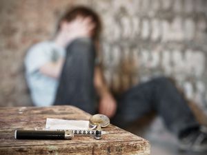 吸毒用具背景是模糊的青少年