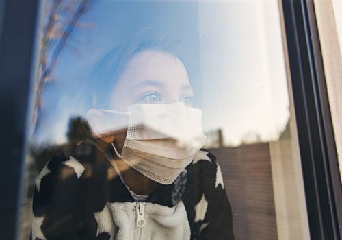 感染新冠肺炎的小女孩望向窗外