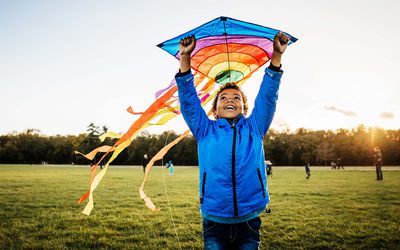 小男孩喜欢学习如何放风筝