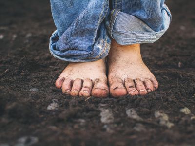 有一些优点和缺点让孩子跑round barefoot.