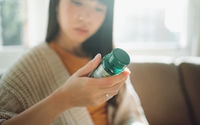 补充维生素的女性