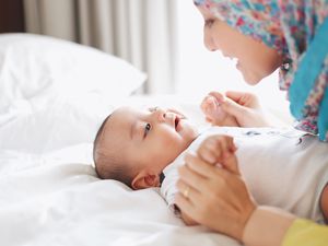 母亲和婴儿玩耍