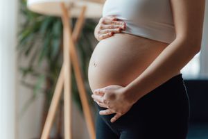 孕妇抱腹