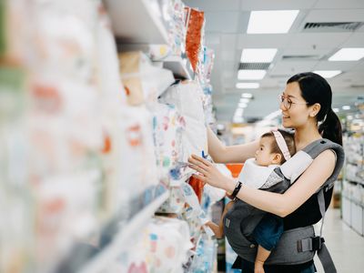 一个女人带着她的孩子去买尿布