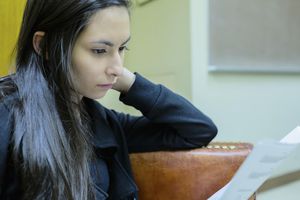 年轻女子看着大学拒信
