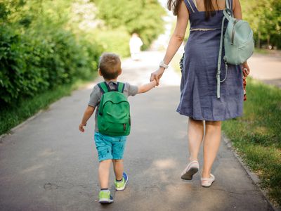 学龄前的孩子和妈妈一起去上学