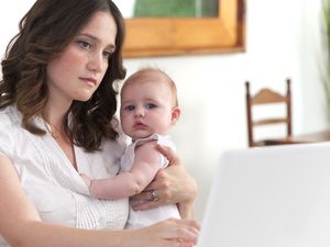妈妈带着孩子在电脑上查找信息。母乳喂养与鹅口疮，念珠菌感染。