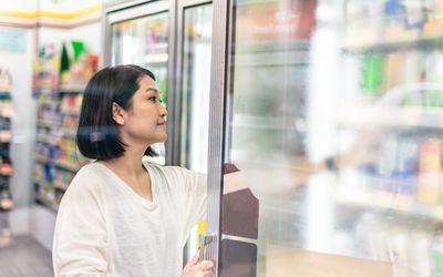 在超市买能量饮料的女人