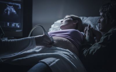 怀孕夫妇做超声波检查