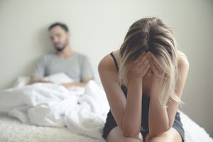 沮丧的女人坐在床上